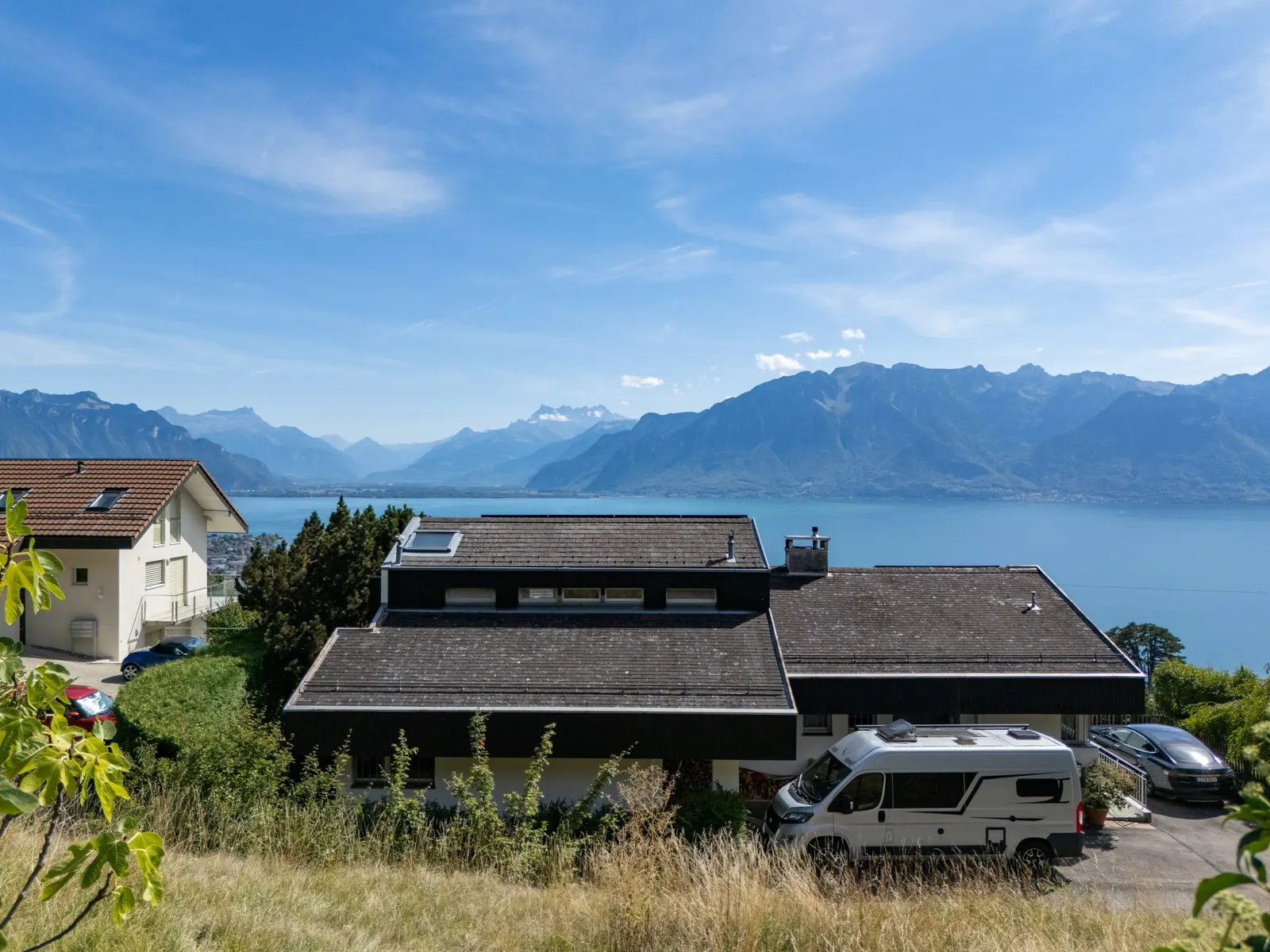 Vue réelle depuis le futur balcon de l'étage, à Chardonne : le lac au-dessus du toit voisin.
