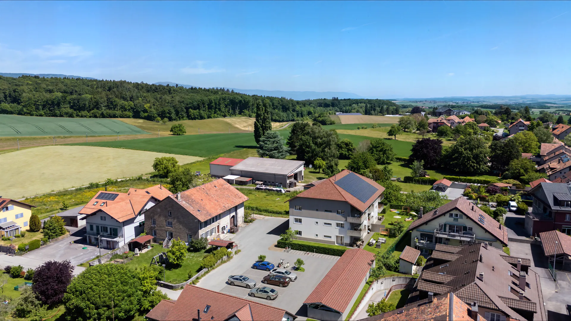 Rendu 3D de L'Orée de Fermens intégré dans une photographie aérienne du village d'Apples
